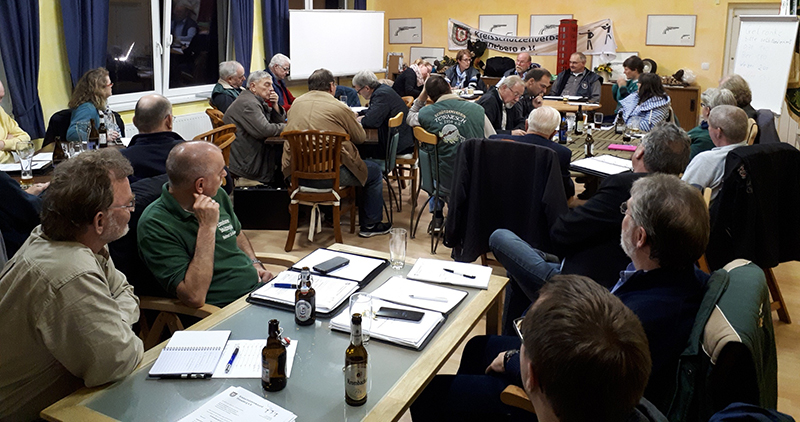 Kreisschützenverband Pinneberg - Als nächstes wurde der Terminplan für 2018 besprochen, und es gelang dank der Bereitschaft des Schützenvereins Weidmannsheil Lieth, seinen Königsball zu verschieben, keine Doppelbelegung zu erzielen. Zu einer fruchtbaren Diskussion kam es beim Tagesordnungspunkt Kreiskönig. Die Teilnahme am Kreiskönigsschießen war in den letzten Jahren stark rückläufig, deshalb wurde die Versammlung nicht zum ersten Mal nach neuen Ideen befragt. In diesem Jahr wurden tatsächlich Vorschläge z.B. zur Verlängerung der